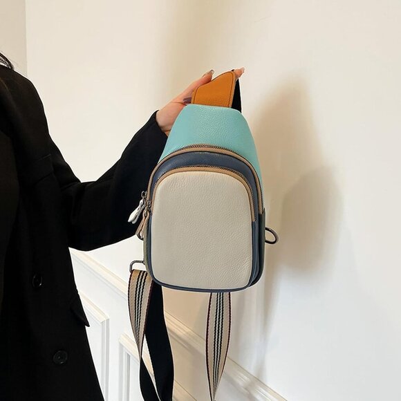 Water-Resistant Leather Crossbody Purse - Lightweight Design for Essentials - Picture 6 of 7